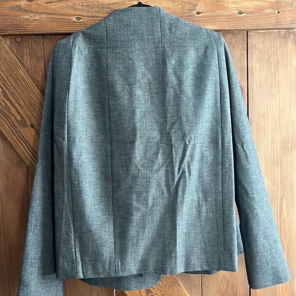 Two piece gray suit - Picture 3 of 6